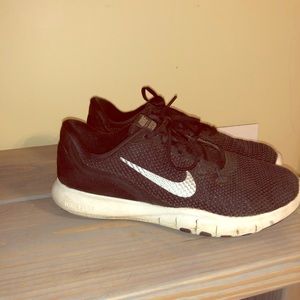 Nike black tennis shoes